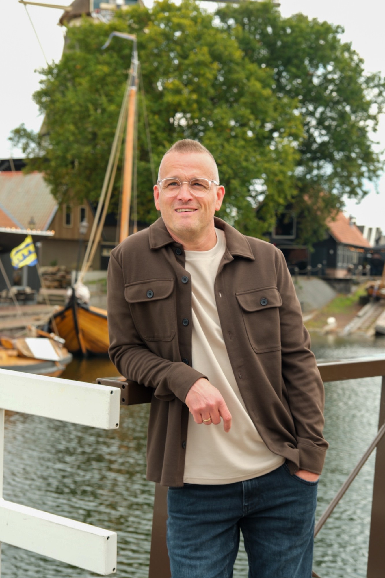 Jacco Bronkhorst van Refreshed Webdesign bij de haven van Harderwijk, met historische schepen en windmolen